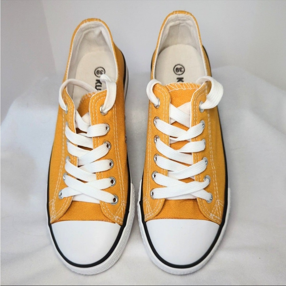 NWOT Classic Lace Up Tennis Shoes